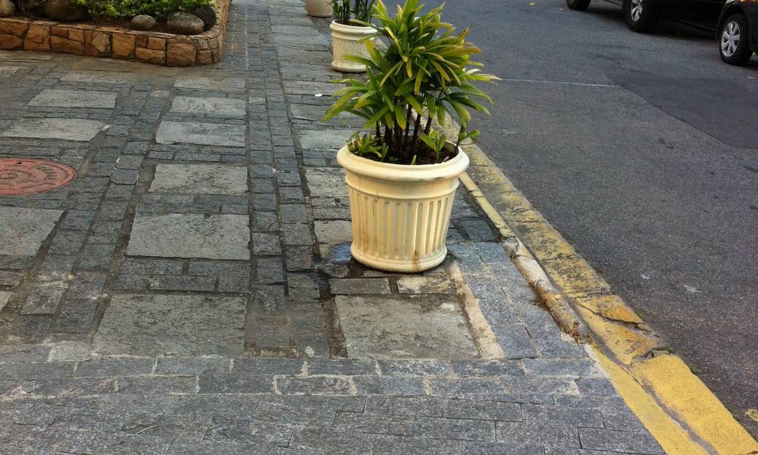 Calçada é ocupada irregularmente por vasos de plantas na Barra - Jornal O  Globo
