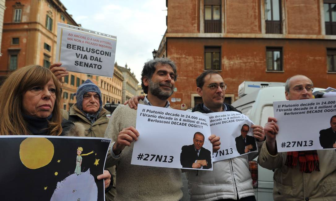 
Manifestantes protestam pela saída de Silvio Berlusconi em frente ao Senado
Foto: TIZIANA FABI / AFP