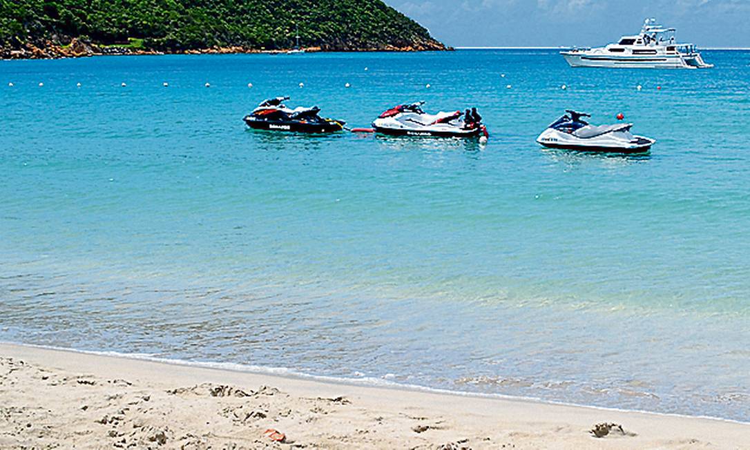 
Coki Beach, com águas claras, é boa para snorkel e mergulho nas Ilhas Virgens Americanas
Foto: Mari Campos / Especial para O Globo