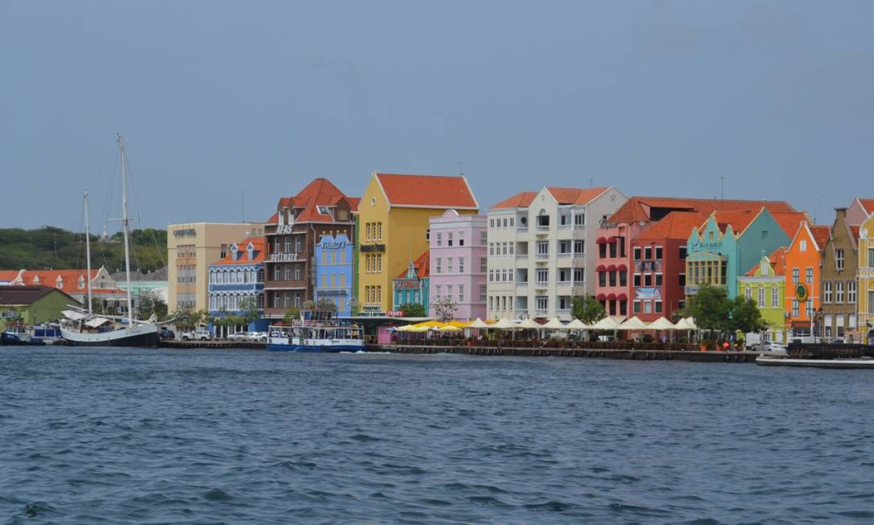 Curaçao, de colonização holandesa, tem casas coloridas à beira-mar Foto: Mari Campos / Especial para O Globo