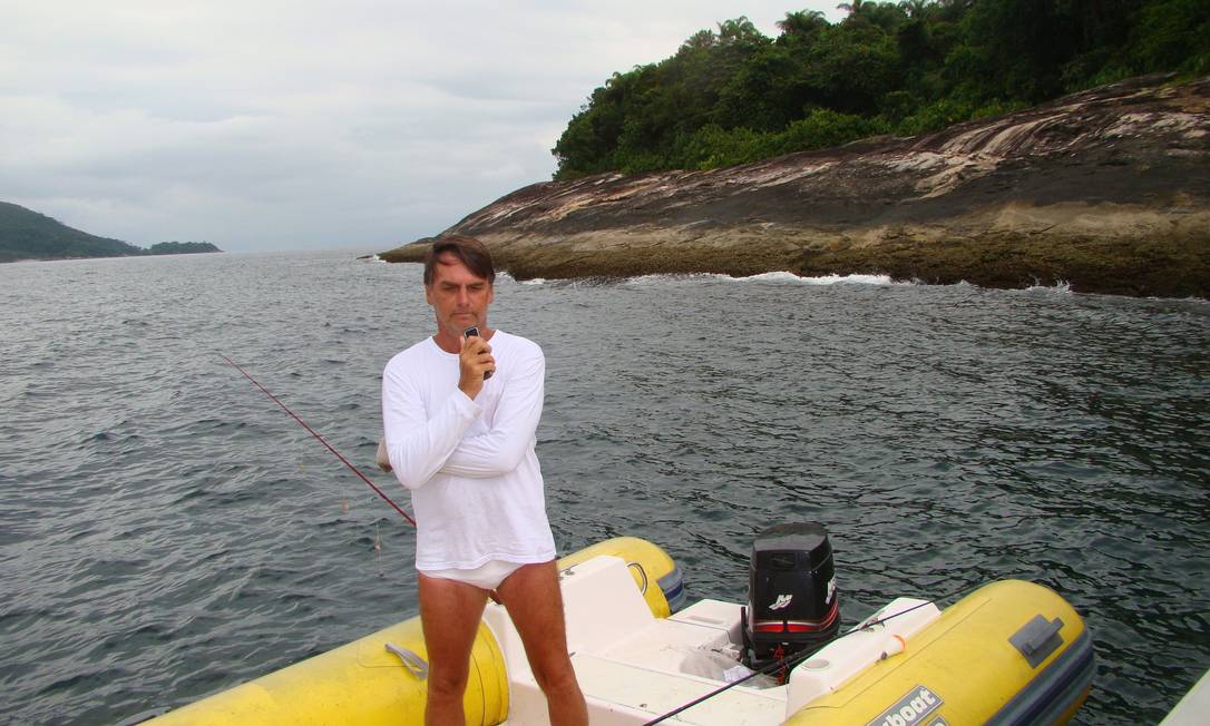 
Bolsonaro no dia em que o fiscal do Ibama o encontrou pescando em área proibida
Foto: Divulgação