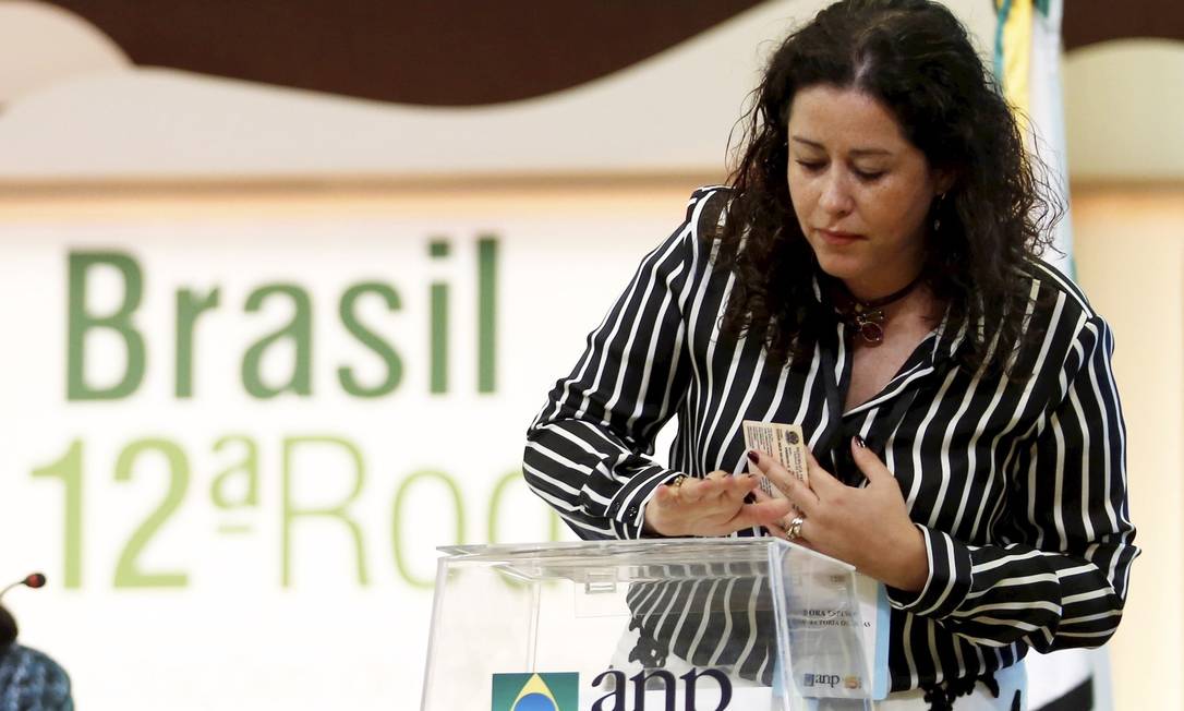 Representante da Petrobras, Dora Muñoz coloca proposta na urna instalada no Hotel Windsor Barra Foto: Fabio Rossi / Agência O Globo