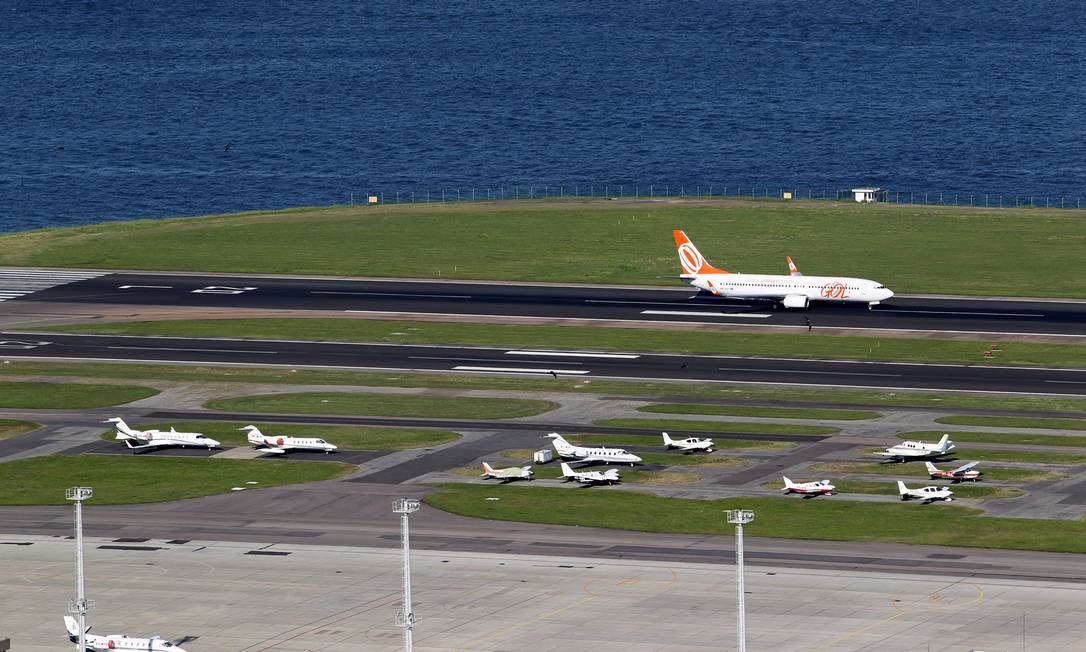 Avião pousa na pista do Aeroporto Santos Dumont, no Rio: novo sistema facilitará navegação Foto: Domingos Peixoto / Agência O Globo