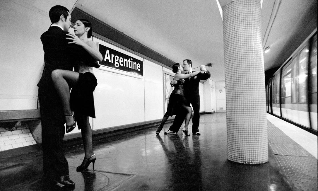 
Janol Apin usa a dança para ilustrar a estação Argentine, em Paris
Foto: Divulgação