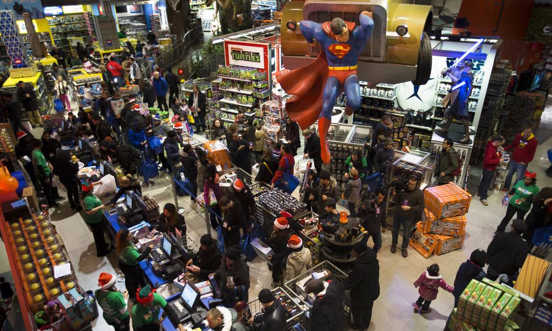 
Clientes aguardam na fila para pagar as compras em uma loja de brinquedos em Nova York. Black Friday é considerada a maior liquidação anual nos EUA
Foto: John Minchillo / AP
