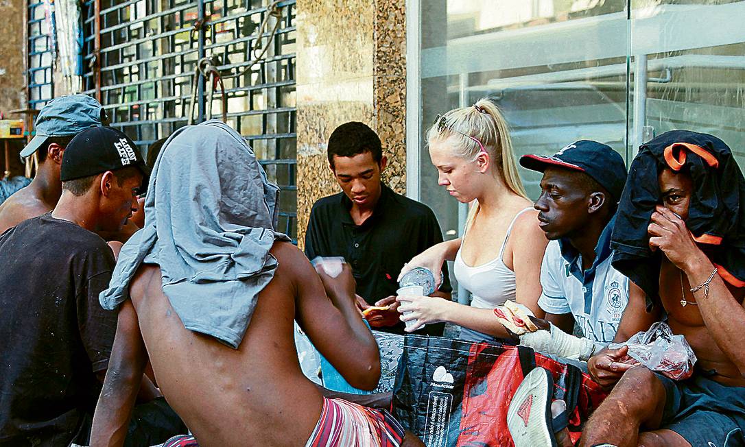 
Ensino na rua. A canadense Melina cercada por moradores de rua durante uma das aulas de inglês, na Rua Gomes Freire, na Lapa
Foto: Márcia Foletto