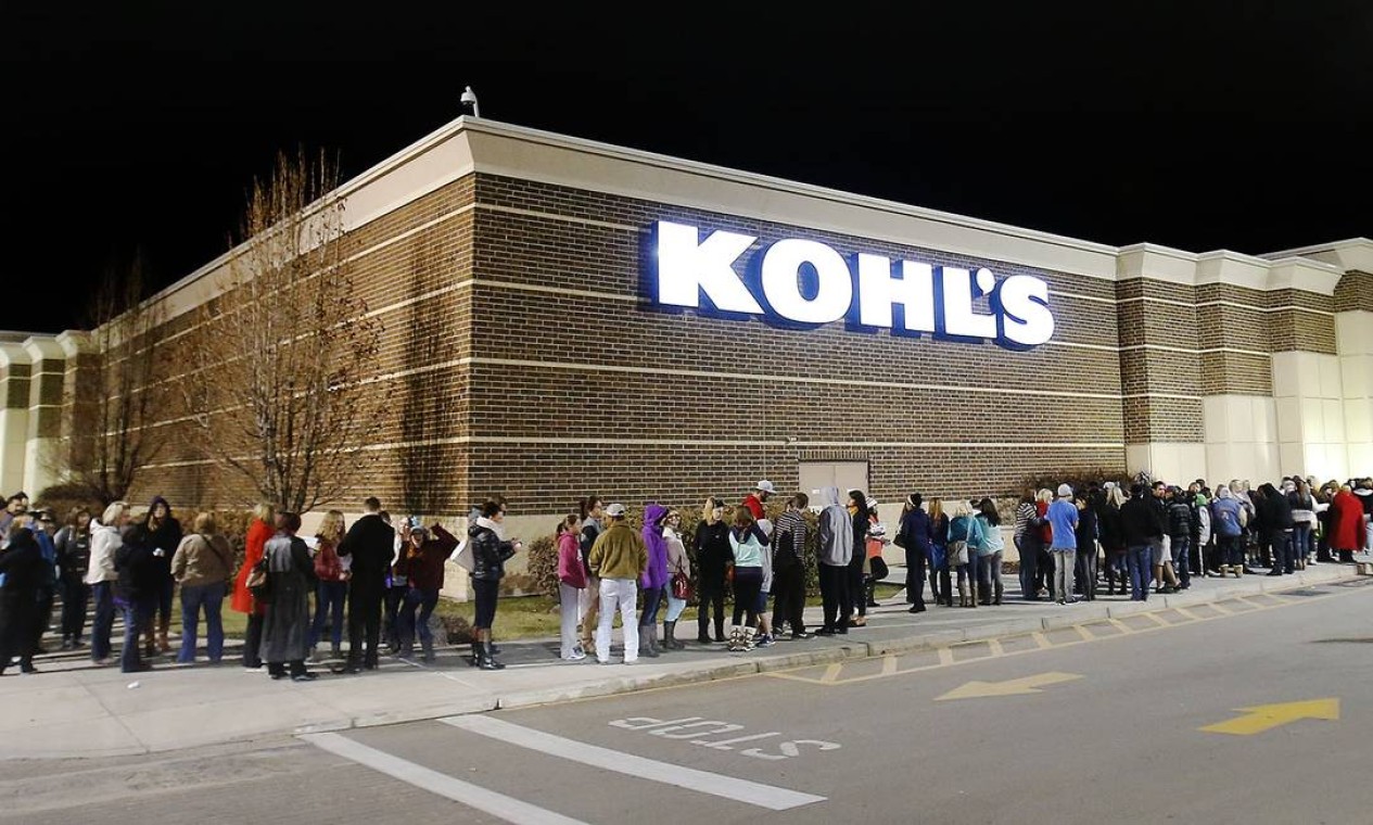 Milhares de americanos amanheceram diante da loja Kohl's, na cidade de American Fork. No Brasil, as lojas também ficaram lotadas na quarta edição do evento Foto: Scott G Winterton / AP