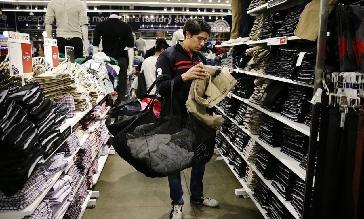 Por conta da crise, ao invés de esperarem pela Black Friday, dezenas de varejistas decidiram quebrar uma tradição que durava década: abriram as portas um dia antes, no Dia de Ação de Graças Foto: Jae C. Hong / AP