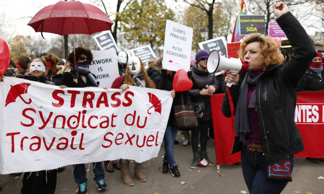 
Prostitutas protestam diante da Assembleia Nacional, em Paris, contra uma lei que prevê multas para os clientes
Foto: CHARLES PLATIAU / Reuters