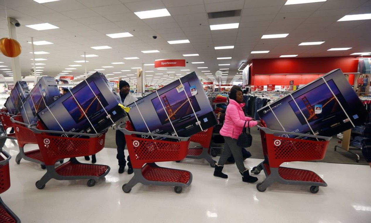 Consumidores aproveitam para comprar aparelhos de televisão com desconto na loja de varejo Target, em Chicago, Illinois. Foto: JEFF HAYNES / REUTERS