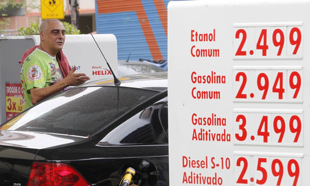 
Preço alto. Rogério Dias abasteceu seu carro com o novo preço da gasolina
Foto: Gustavo Miranda