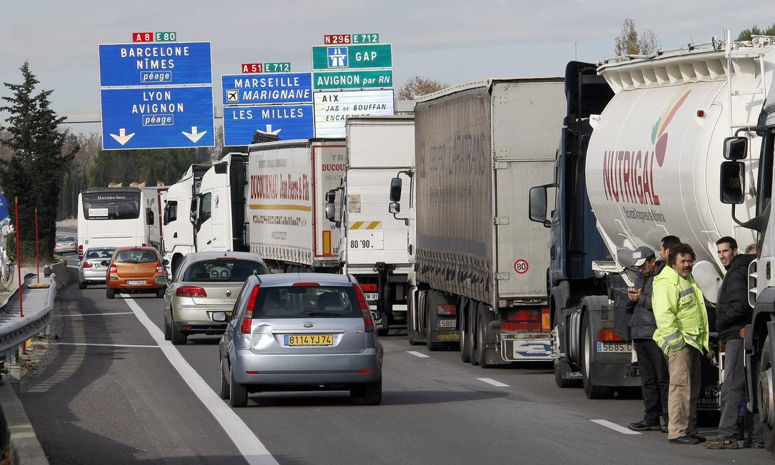
Caminhoneiros bloqueiam rodovia no sul da França em protesto contra imposto
Foto: Claude Paris/AP