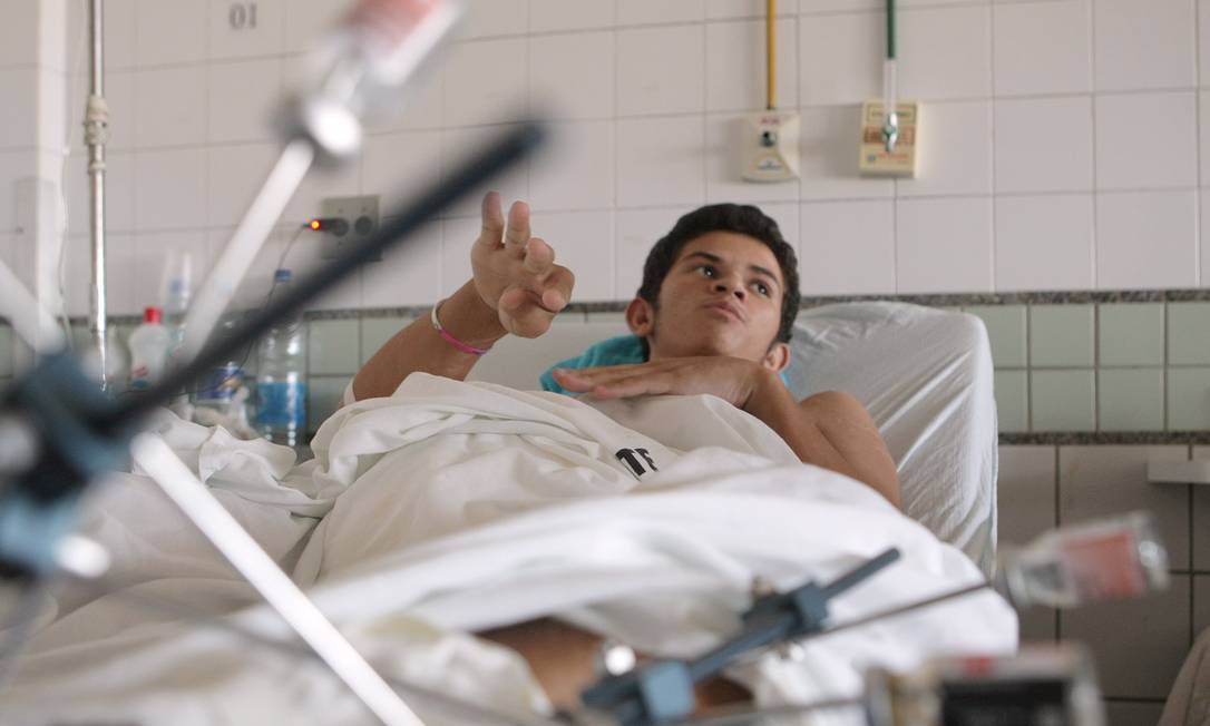 
Internado em Recife: Wilson Carvalho, de 16 anos, teve fraturas na bacia e na perna
Foto: O Globo / Hans von Manteuffel