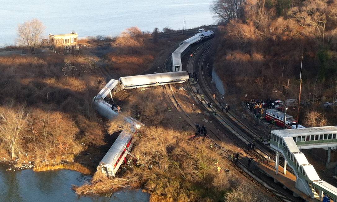 Velocidade do trem que descarrilou em Nova York era duas vezes maior
