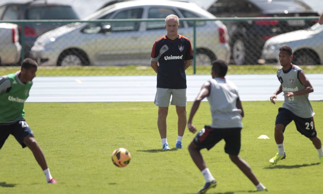 
Dorival Júnior observa o treino do Fluminense na Urca
Foto: Bruno Gonzalez / Extra