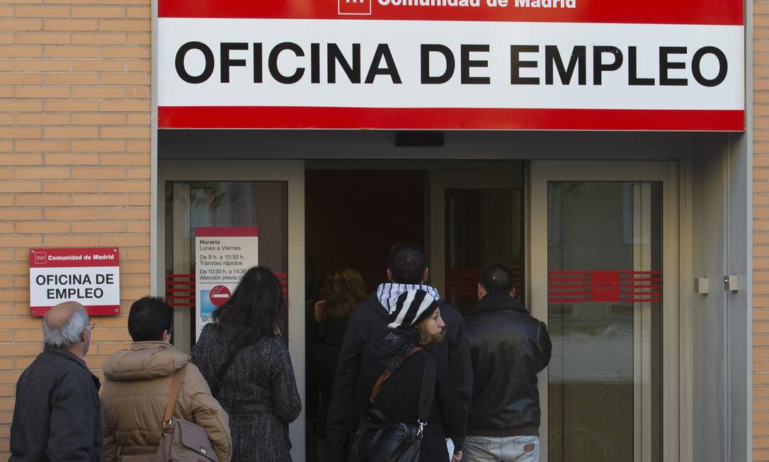 
Trabalhadores espanhóis fazem fila para se registrar em agência de empregos, em Madri
Foto: Paul White/AP