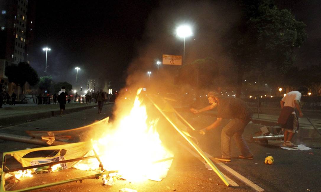Cena de destruição em protesto no dia 20 de junho, no Centro Foto: Marcelo Piu / O Globo