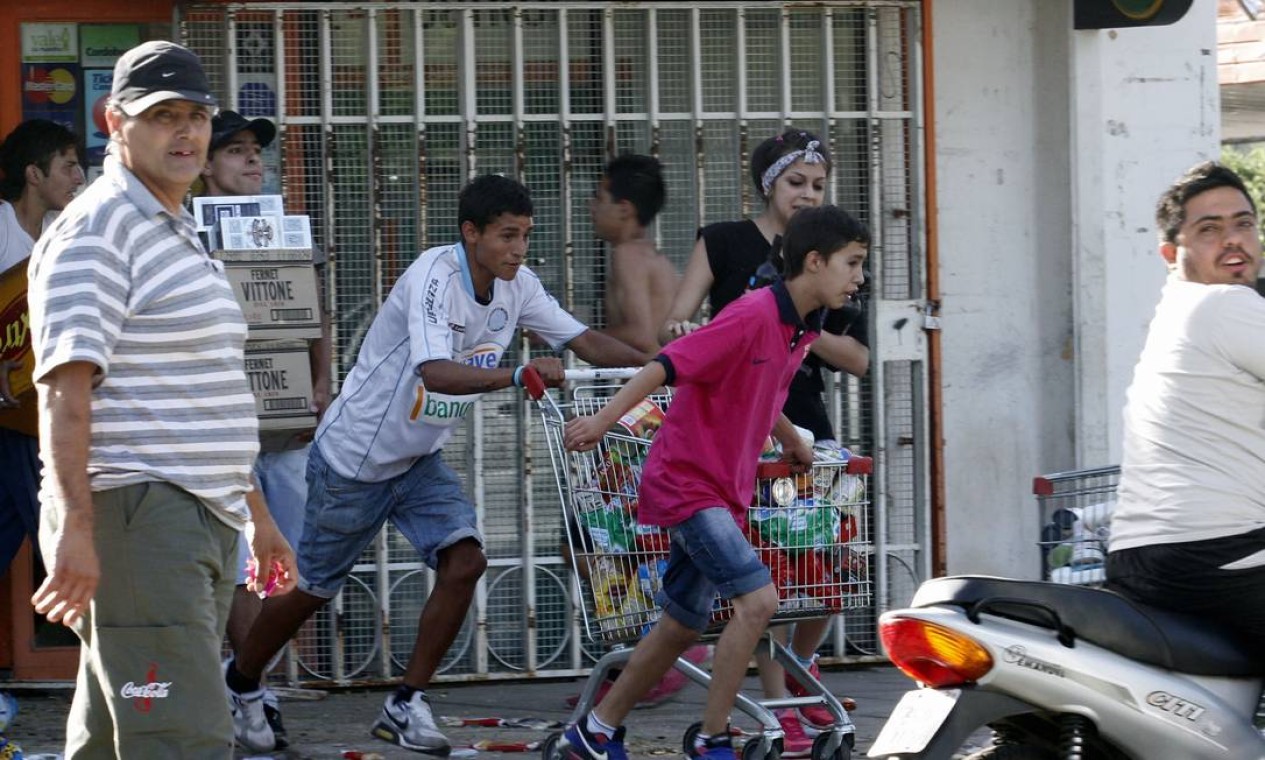 A província argentina de Córdoba foi cenário nesta quarta-feira de violentos saques a supermercados e comércios Foto: STR / AFP