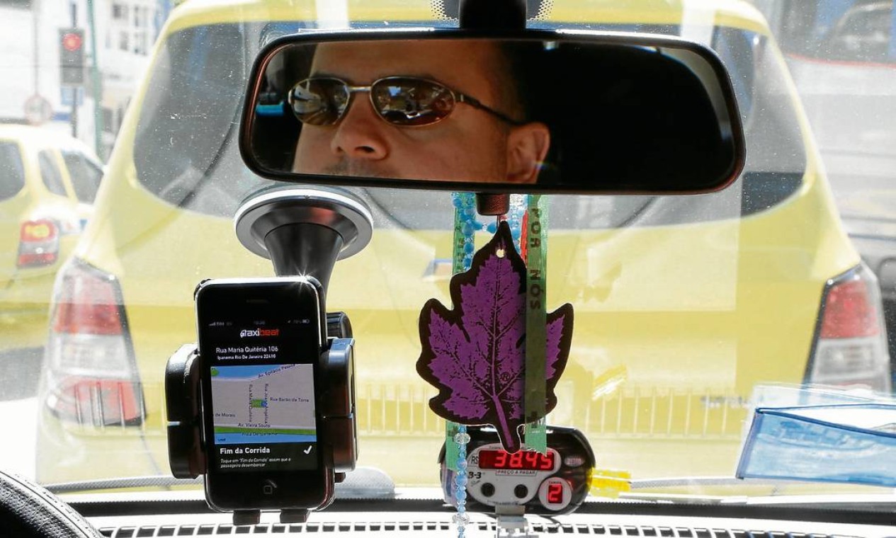 Aplicativo para fazer corridas com motoristas particulares incomoda  taxistas