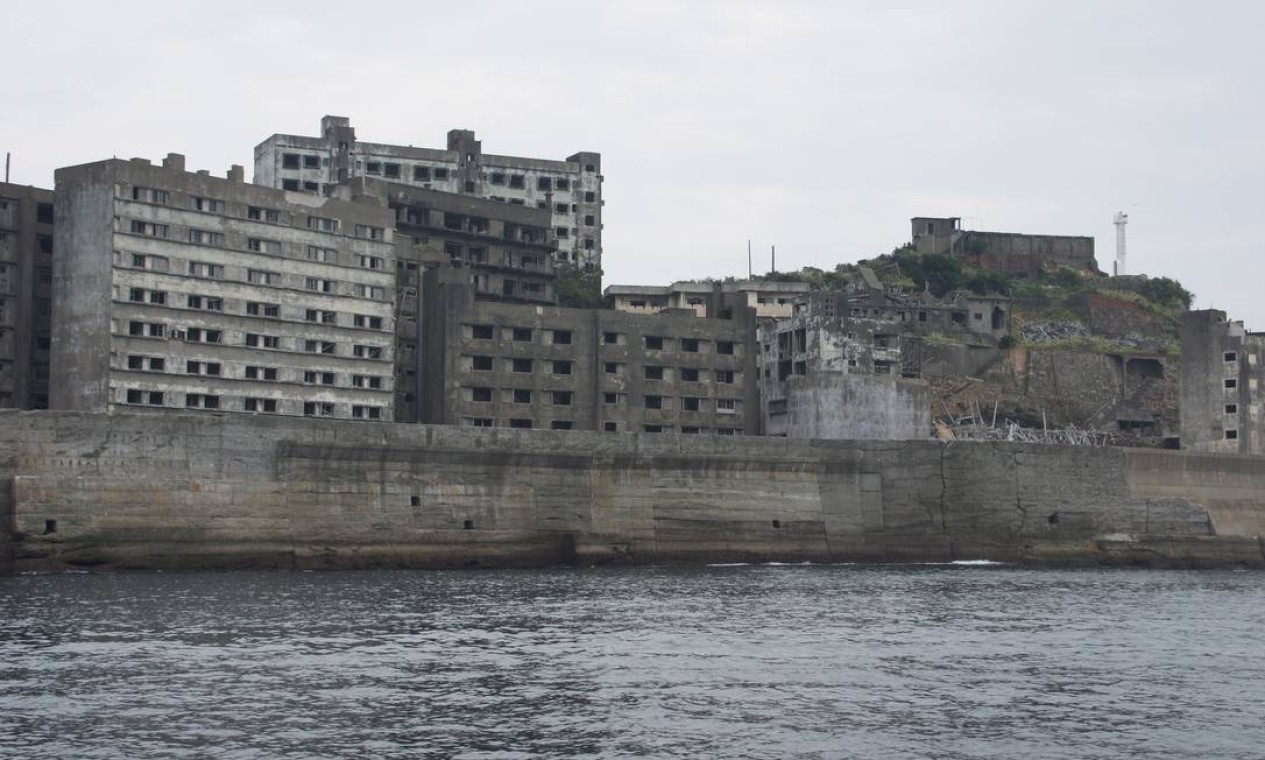 Hashima, com prédios de concreto caindo aos pedaços, pertencia à Mitsubishi Corporation e está abandonada há 40 anos. Foto: Claudia Sarmento