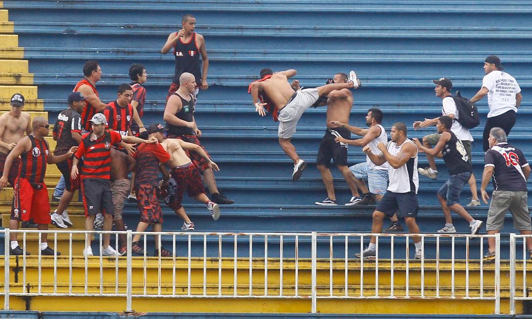 A violência entre torcedores de Atletico PR x Vasco em Joinville, na última rodada do Brasileirão 2013 Foto: Pedro Kirilos / Agência O Globo
