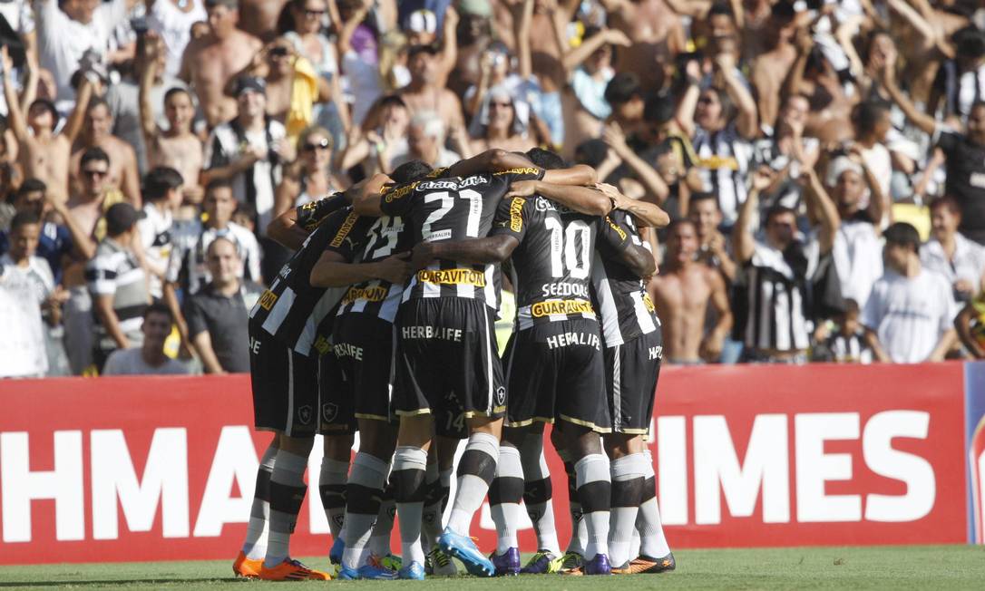 Jogadores do Botafogo comemoram o gol de Lodeiro sobre o Criciúma Foto: Márcio Alves / Agência O Globo