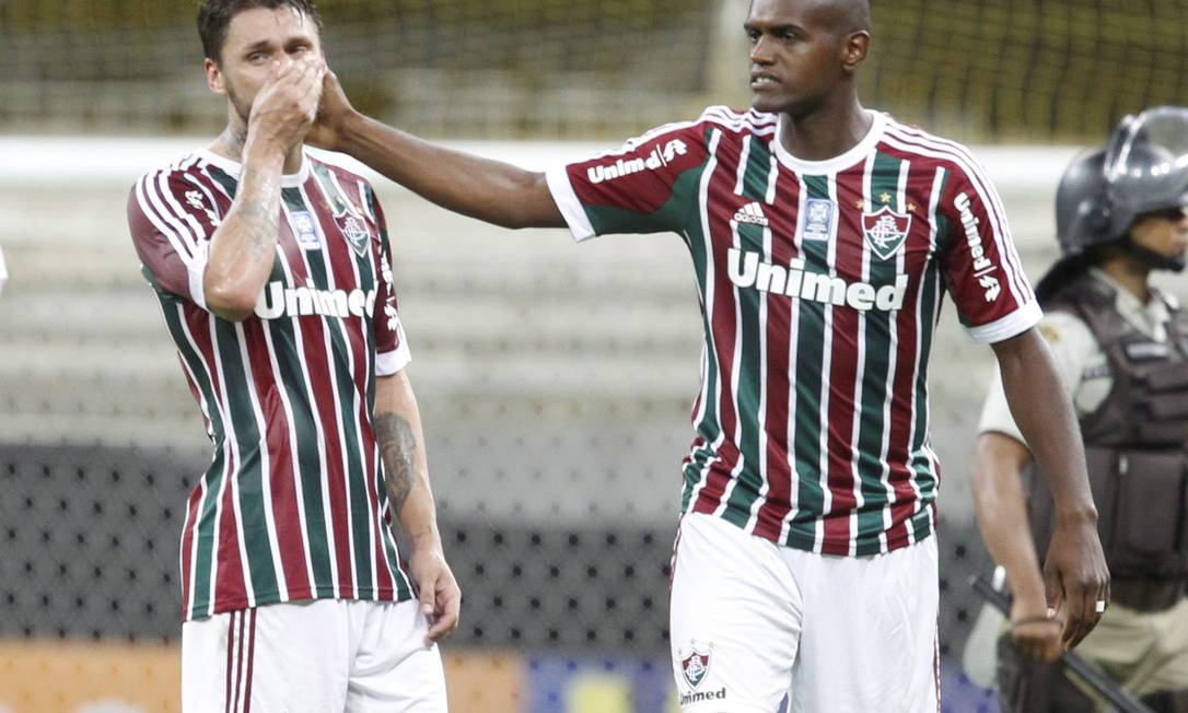 Rafael Sóbis não segura as lagrimas apos o rebaixamento do Fluminense Foto: Marcelo Carnaval / Agência O Globo
