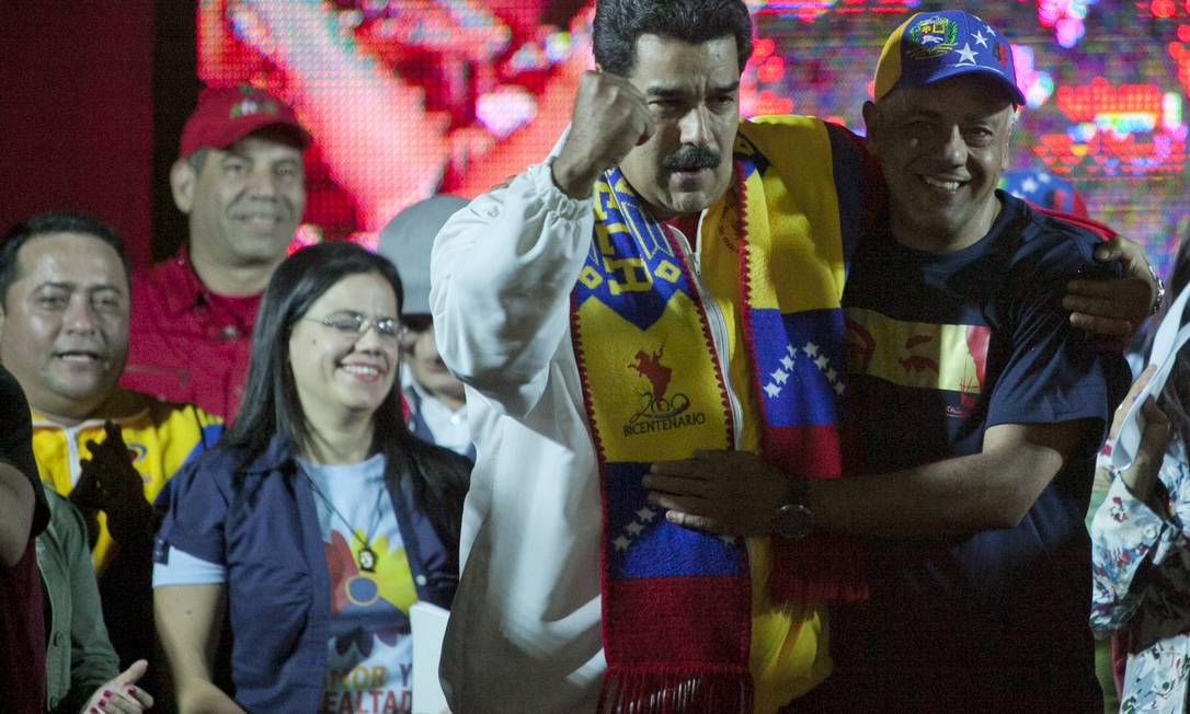 
O presidente da Venezuela, Nicolas Madruo, comemora os resultados das eleições ao lado de Jorge Rodriguez, que foi reeleito prefeito do município Libertados
Foto: Alejandro Cegarra / AP