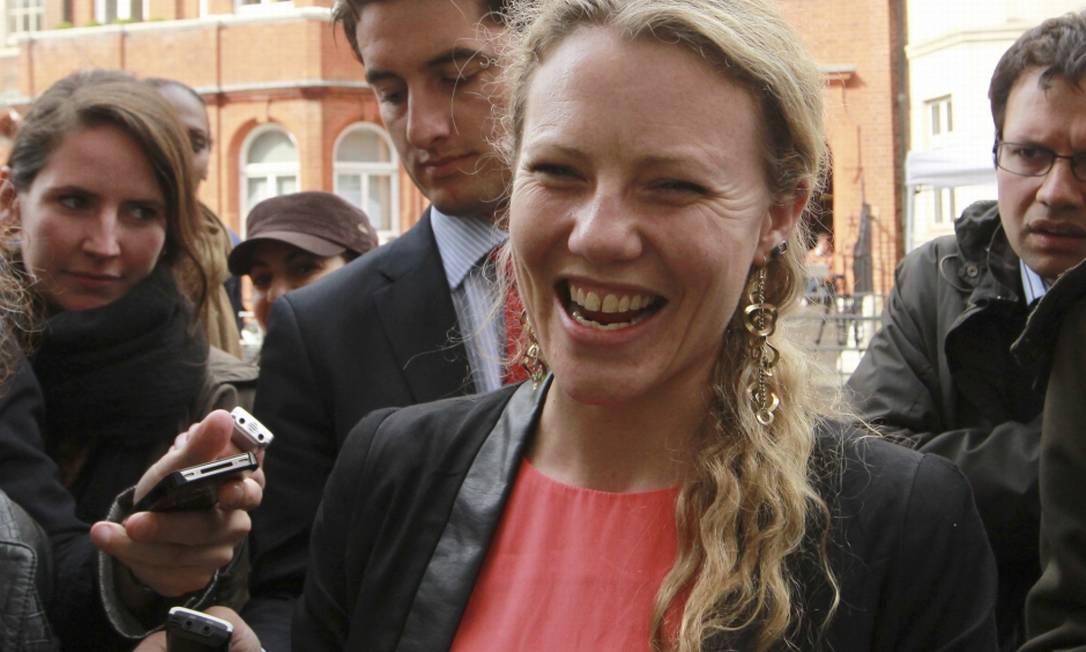 Sarah Harrison, em junho de 2013, sendo entrevistada diante da embaixada do Equador, em Londres
Foto: Olivia Harris / Reuters