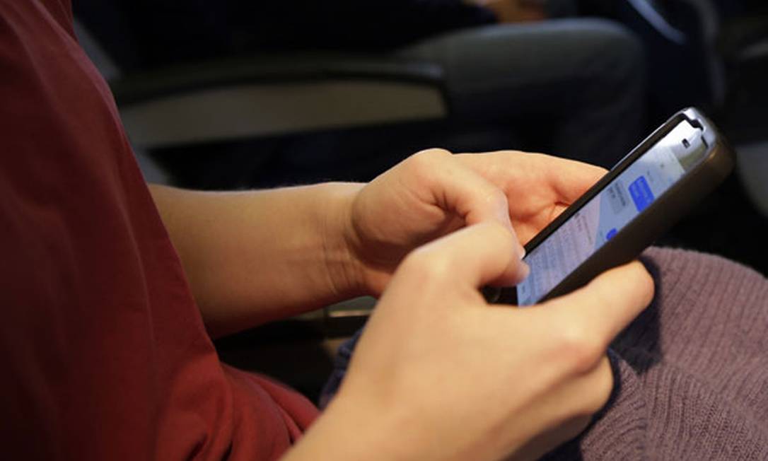 Autoridade Europeia de Segurança Aérea liberou o uso de celulares e tablets durante decolagem e pouso. Foto: AP