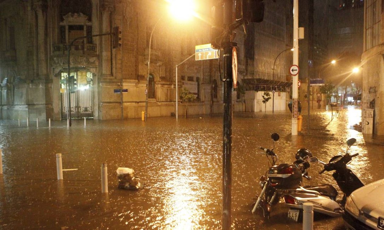 Chuva Alaga Ruas Do Rio De Janeiro Jornal O Globo