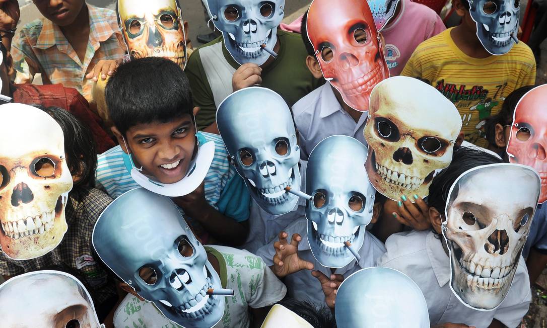 
Dia mundial sem tabaco. Crianças usam máscaras de caveiras na Índia, em evento para marcar a data e frisar a importância da prevenção para a redução de mortes
Foto: DIBYANGSHU SARKAR / Dibyangshu SARKAR/AFP