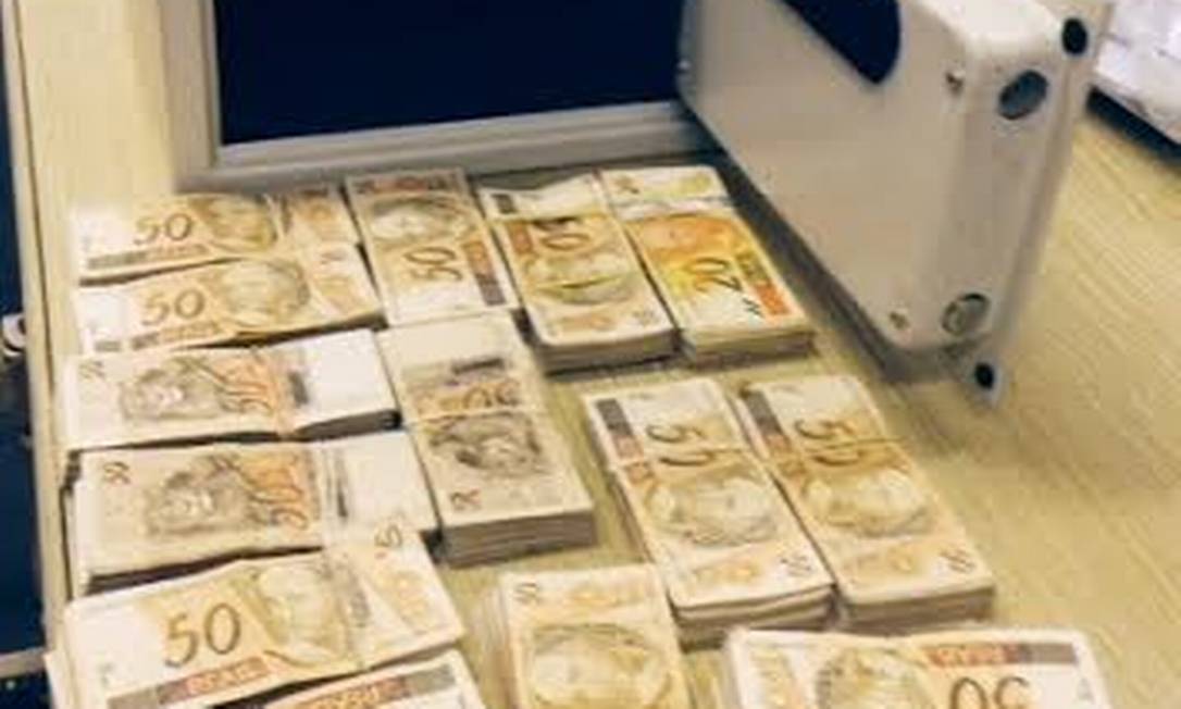 
Dinheiro encontrado no cofre do apartamento de Ronilson em Santos
Foto: Divulgação / Ministério Público de São Paulo