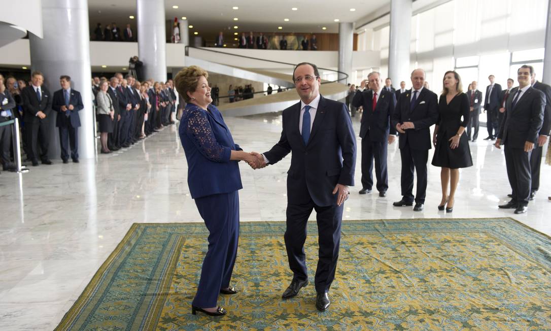 A presidente Dilma Rousseff cumprimenta o president da França, François Hollande, na chegada dele ao Palácio do Planalto. Os dois conversaram sobre Copa do Mundo Foto: ALAIN JOCARD / AFP