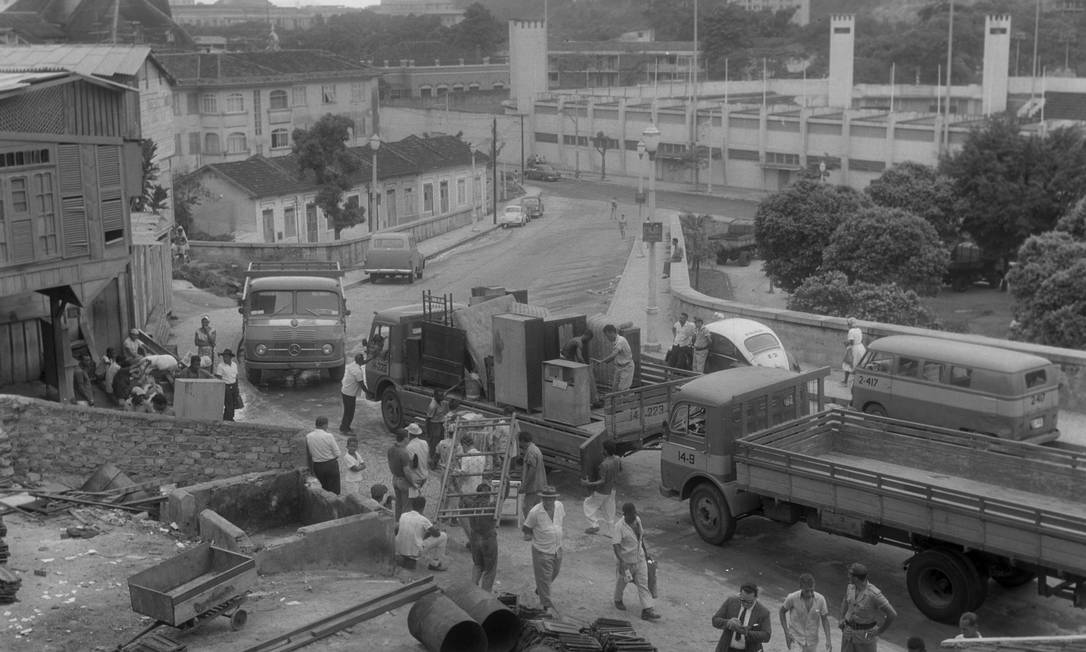 
Remoção da Favela do Pasmado em 14/01/1964. Ao fundo, o Estádio do Botafogo
Foto: Arquivo O Globo