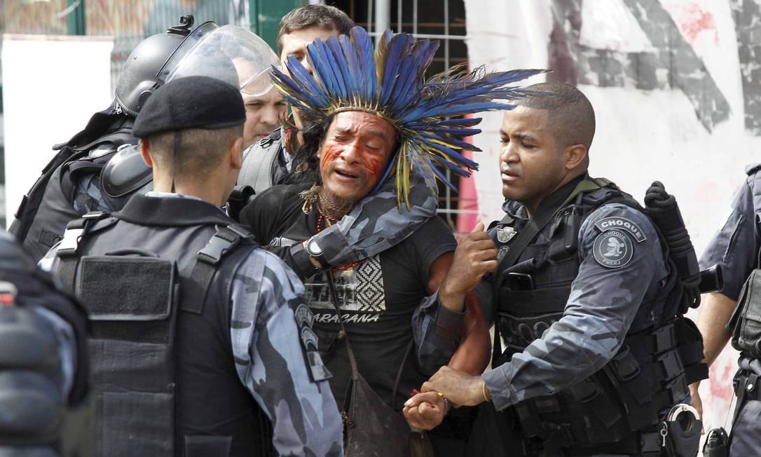 Policiais do Batalhão de Choque detém índio que ocupava terreno no Maracanã Foto: Pablo Jacob / Agência O Globo