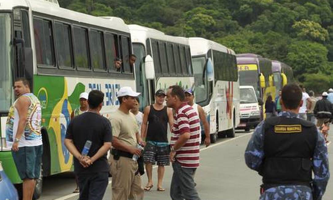 
Ônibus parados em fiscalização: operação continuará durante todo o verão -
Foto: Gabriel de Paiva / Agência O Globo
