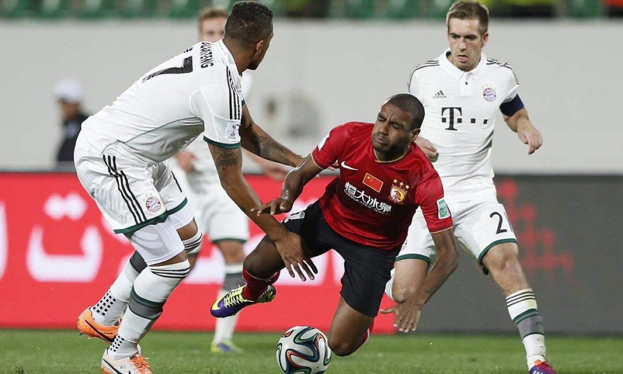 Bayern's Jerome Boateng, left, and Guangzhou Evergrande's Muriqui challenge for the ball during their semifinal soccer match between Guangzhou Evergrande FC and FC Bayern Munich at the Club World Cup soccer tournament in Agadir, Morocco, Tuesday, Dec. 17, 2013. (AP Photo/Matthias Schrader) Foto: Matthias Schrader / AP