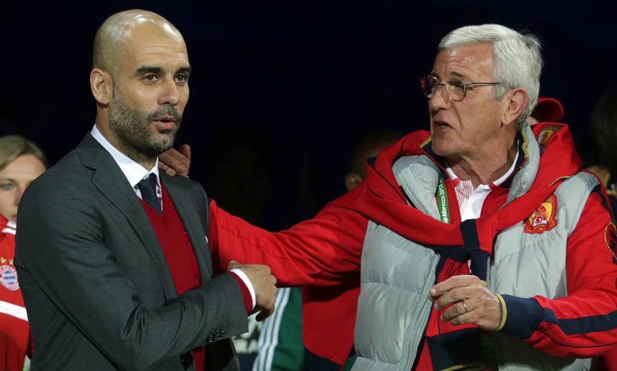 Bayern head coach Pep Guardiola of Spain, left, and Guangzhou Evergrande's coach Marcello Lippi of Italy arrive for their semifinal soccer match between Guangzhou Evergrande FC and FC Bayern Munich at the Club World Cup soccer tournament in Agadir, Morocco, Tuesday, Dec. 17, 2013. (AP Photo/Matthias Schrader) Foto: Matthias Schrader / AP