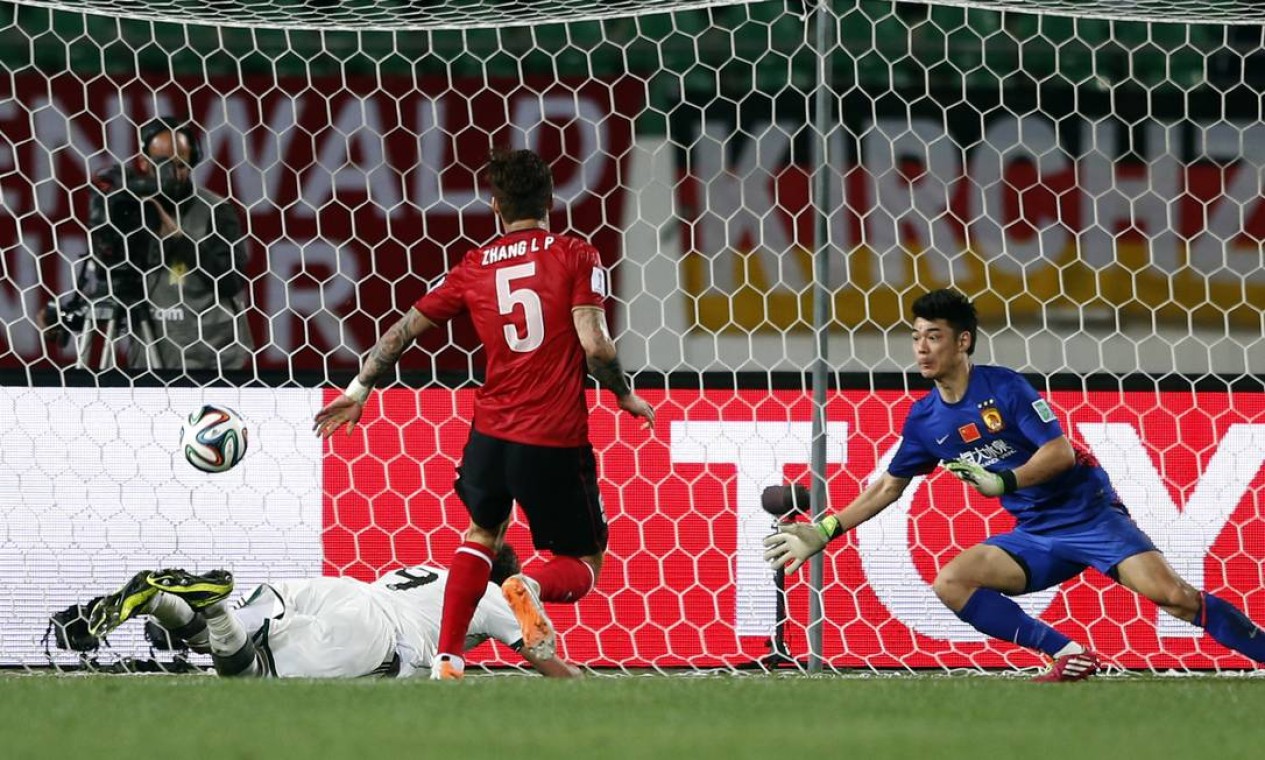 Bayern's Mario Mandzukic, left, scores his side's second goal during their semi final soccer match between Guangzhou Evergrande FC and FC Bayern Munich at the Club World Cup soccer tournament in Agadir, Morocco, Tuesday, Dec. 17, 2013. (AP Photo/Matthias Schrader) Foto: Matthias Schrader / AP