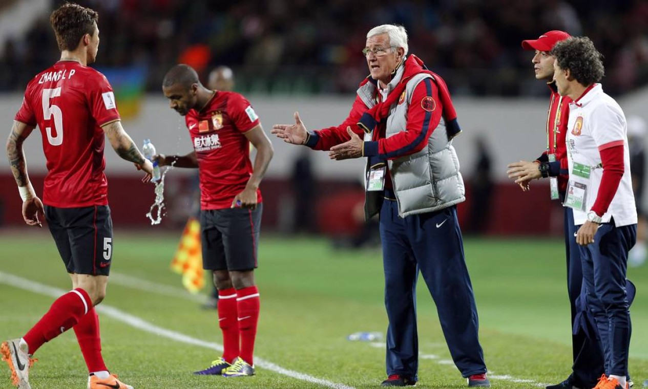 Marcello Lippi, coach of China's Guangzhou Evergrande, gestures to Guangzhou Evergrande's Zhang Linpeng during their FIFA Club World Cup soccer match against Bayern Munich at Agadir Stadium in Agadir December 17, 2013. REUTERS/Ahmed Jadallah (MOROCCO - Tags: SPORT SOCCER) Foto: AHMED JADALLAH / REUTERS