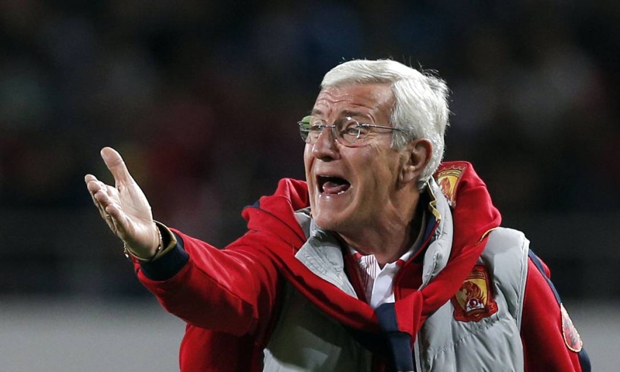 Guangzhou Evergrande's coach Marcello Lippi speaks to players during the semifinal soccer match between Guangzhou Evergrande and Bayern Munich at the Club World Cup soccer tournament in Agadir, Morocco, Tuesday, Dec. 17, 2013. (AP Photo/Christophe Ena) Foto: Christophe Ena / AP