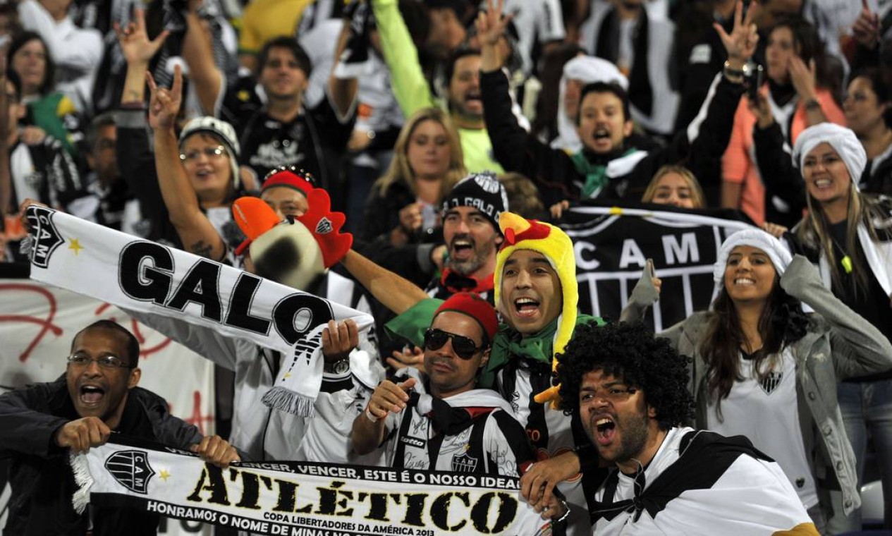 Brazil's Atletico Mineiro's fans cheer their team before the semi-final football match against Morocco's Raja Casablanca as part of FIFA Club World Cup in Marrakesh on December 18, 2013. The regional champions from each of the FIFA regions are gathering in the north African country of Morocco to decide which is the best domestic team in the world. AFP PHOTO/GERARD JULIEN Foto: GERARD JULIEN / AFP