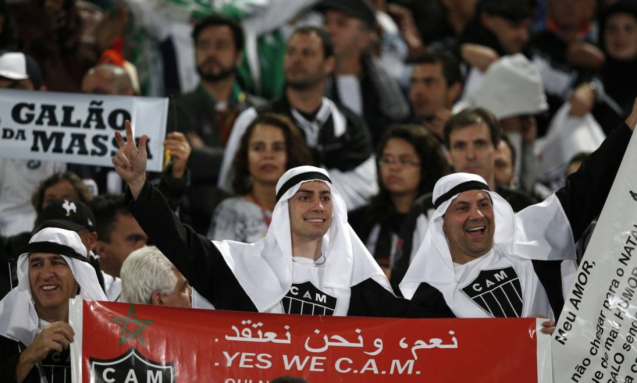 Brazil's Atletico Mineiro fans cheer players during the semi final soccer match between Morocco's Raja Casablanca and Atletico Mineiro at the Club World Cup soccer tournament in Marrakech, Morocco, Wednesday, Dec. 18, 2013. (AP Photo/Christophe Ena) Foto: Christophe Ena / AP