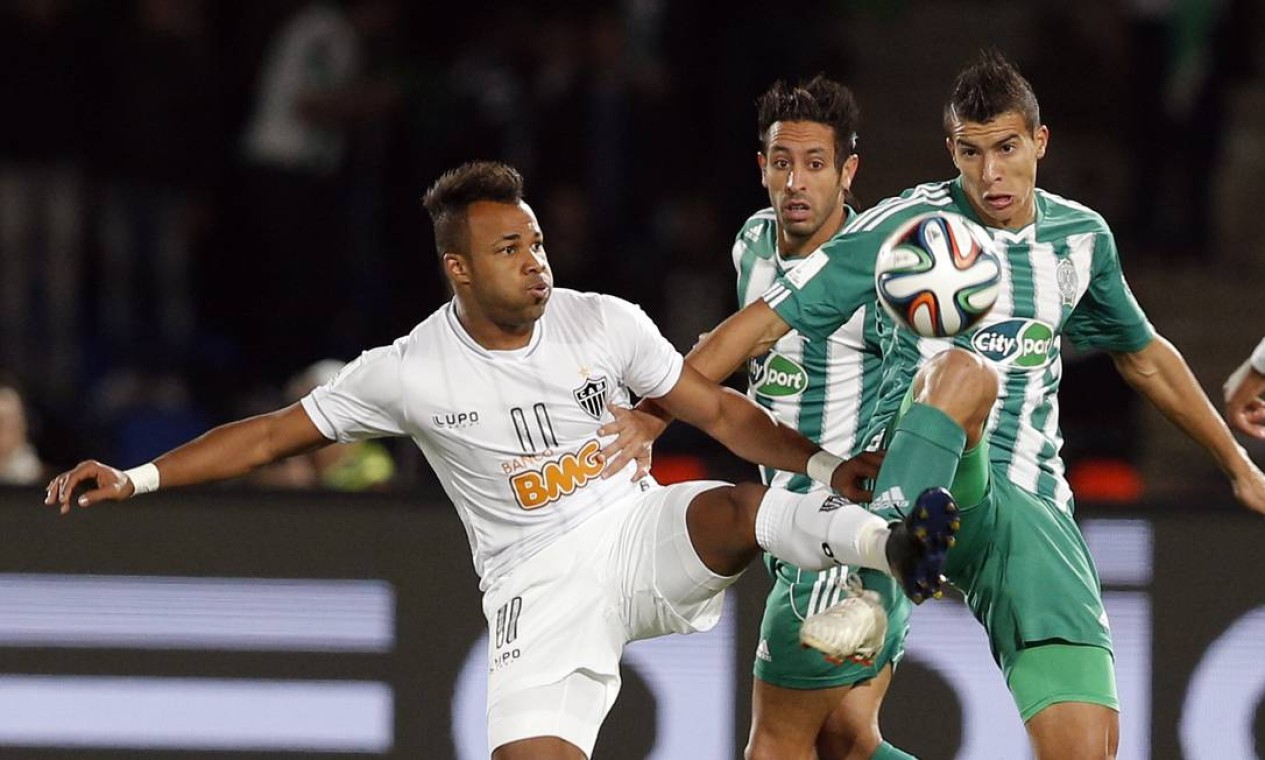 Atletico Mineiro's Victor, left, challenges Raja Casablanca's Ismail Benlamalem during the semi final soccer match between Raja Casablanca and Atletico Mineiro at the Club World Cup soccer tournament in Marrakech, Morocco, Wednesday, Dec. 18, 2013. (AP Photo/Christophe Ena) Foto: Christophe Ena / AP