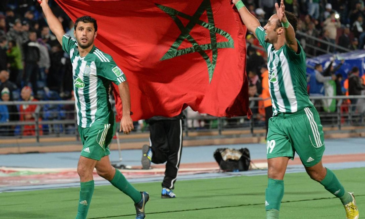 Morocco Raja Casablanca's players hold their national flag as they celebrate after winning the semi-final football match against Brazil's Atletico Mineiro, as part of the 2013 FIFA Club World Cup, in the Moroccan city of Marrakesh, on December 18, 2013. The regional champions from each of the FIFA regions are gathering in the north African country of Morocco to decide which is the best domestic team in the world. AFP PHOTO / FADEL SENNA Foto: FADEL SENNA / AFP