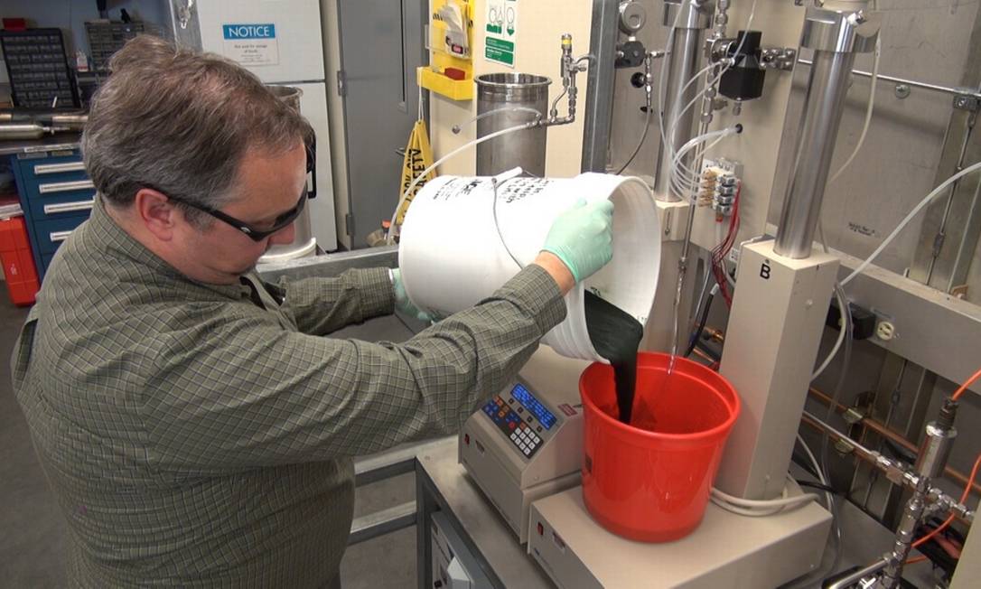 Pesquisador manipula 'pasta de alga' que vai ser usada para produzir petróleo Foto: Divulgação
