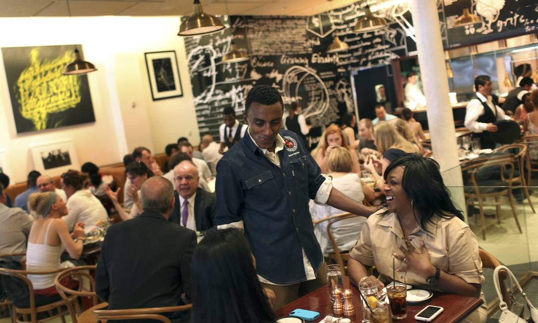 
O chef Marcus Samuelsson conversa com clientes no Red Rooster
Foto: Michael Appleton / New York Times