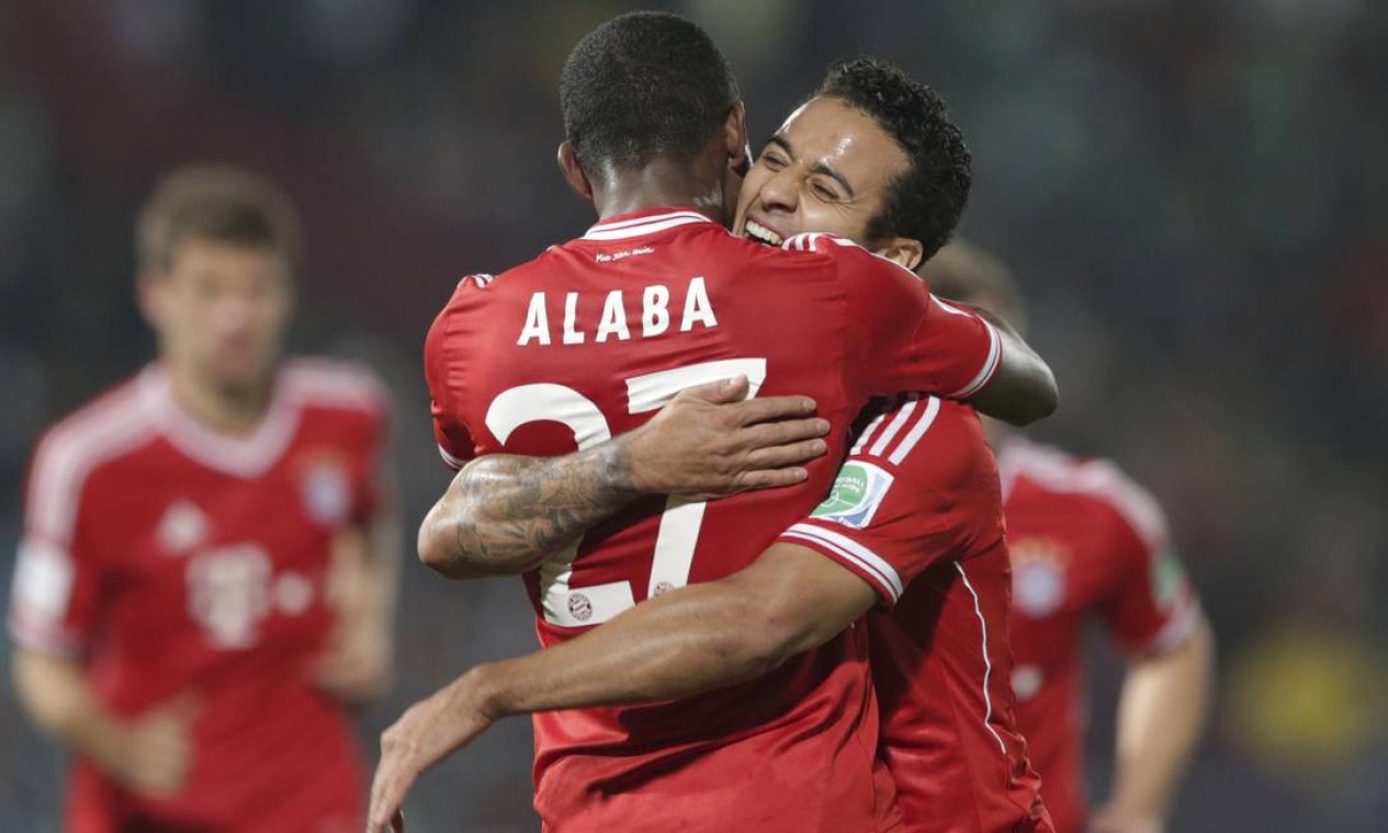 Bayern's Thiago Alcantara celebrates scoring his side's 2nd goal with his teammate David Alaba, left, during the final of the soccer Club World Cup between FC Bayern Munich and Raja Casablanca in Marrakech, Morocco, Saturday, Dec. 21, 2013. (AP Photo/Matthias Schrader) Foto: Matthias Schrader / AP