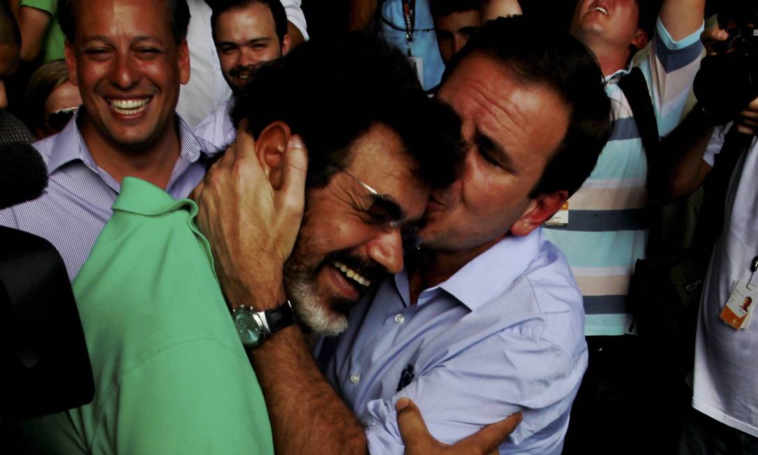 
Para anunciar o beijaço, o prefeito Eduardo Paes beijou o cenógrafo Abel Gomes
Foto: Gabriel de Paiva / Agência O Globo